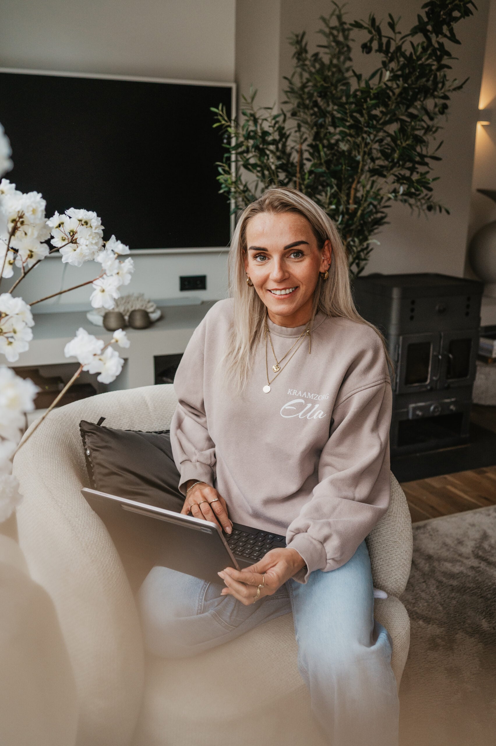 Onderneemster werkt met laptop in huiselijke setting – Studio Roos Fotografie