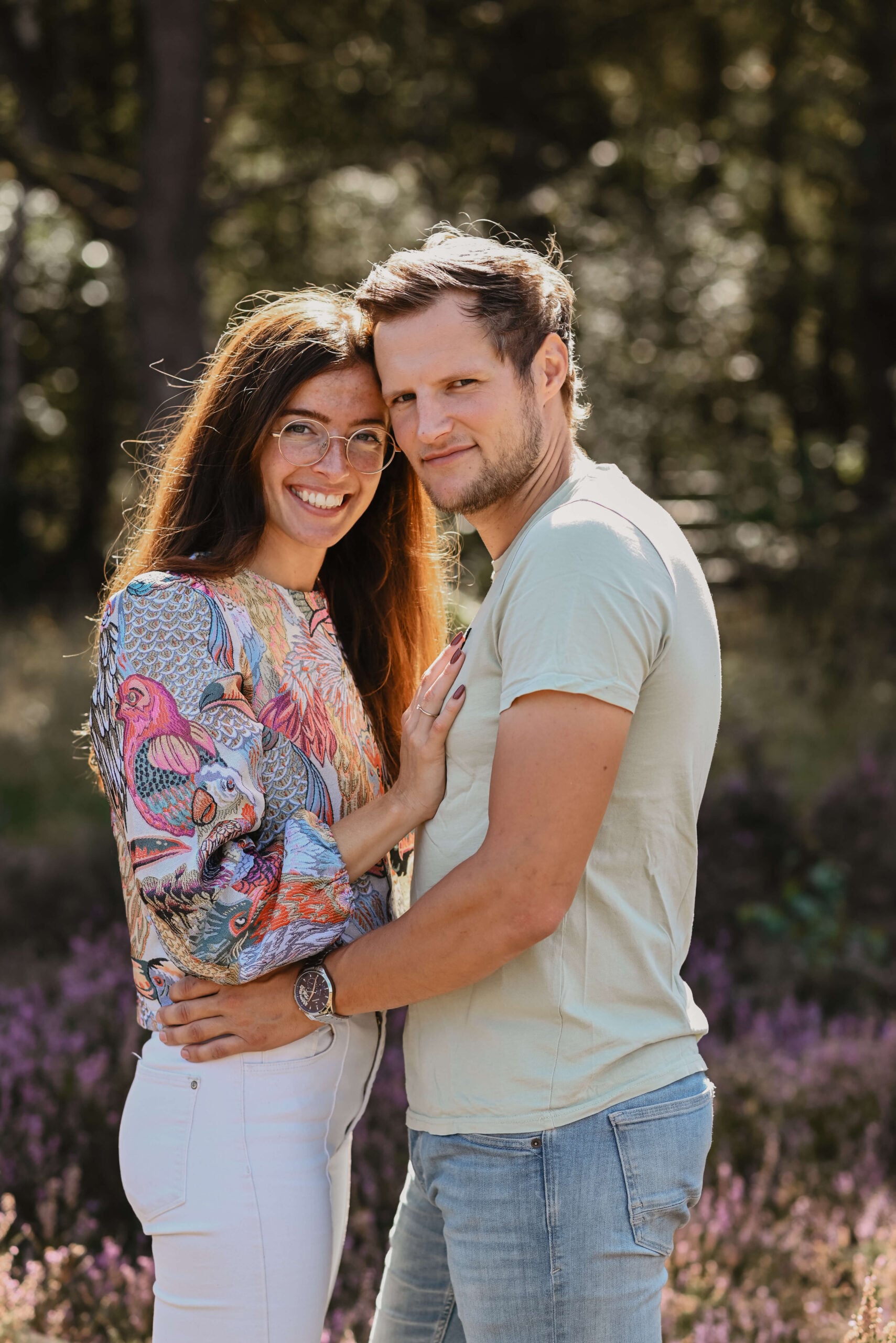 Stel poseert samen op de heide in de zon – Studio Roos Fotografie