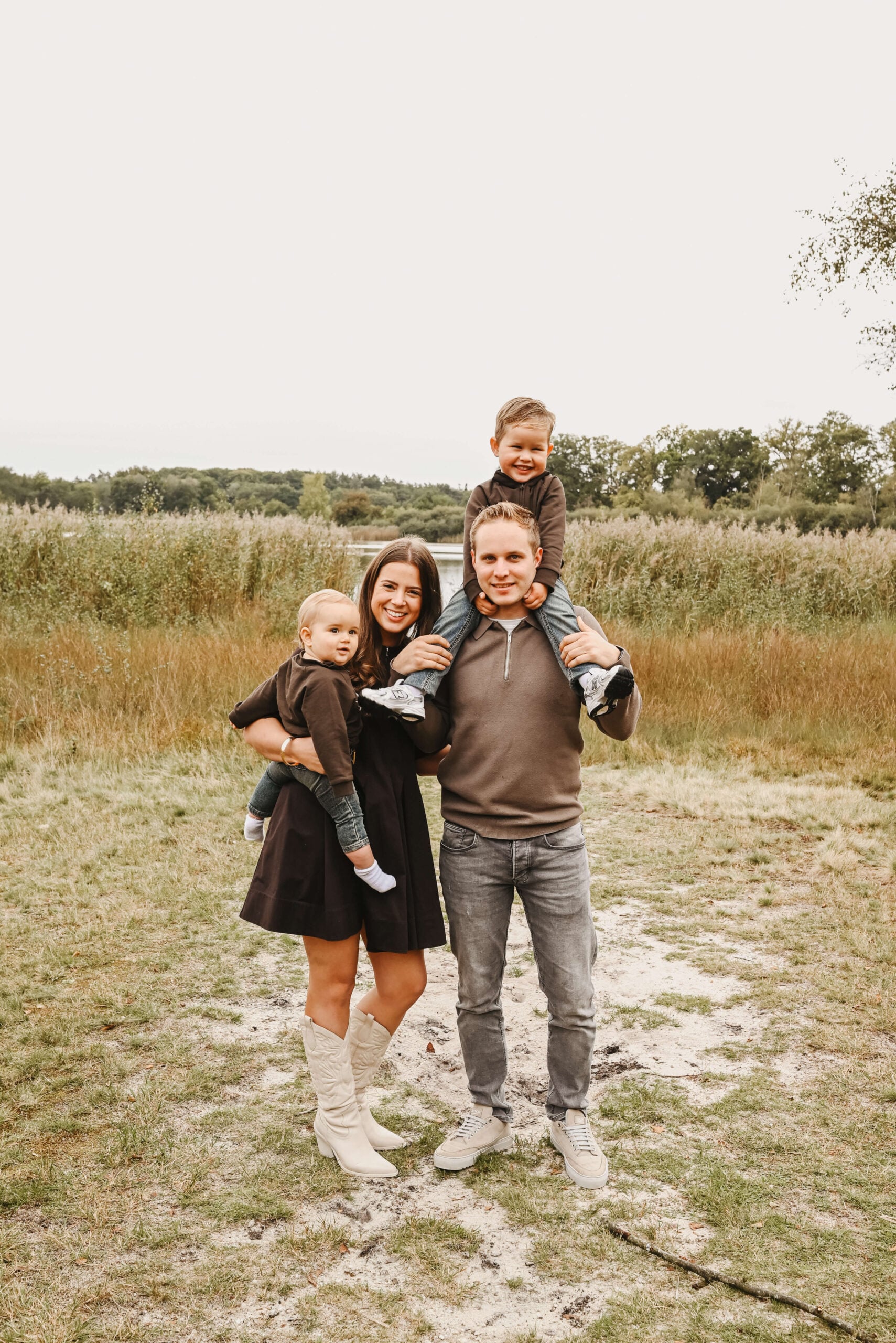Gezin met twee kinderen poseert in natuurgebied – Studio Roos Fotografie