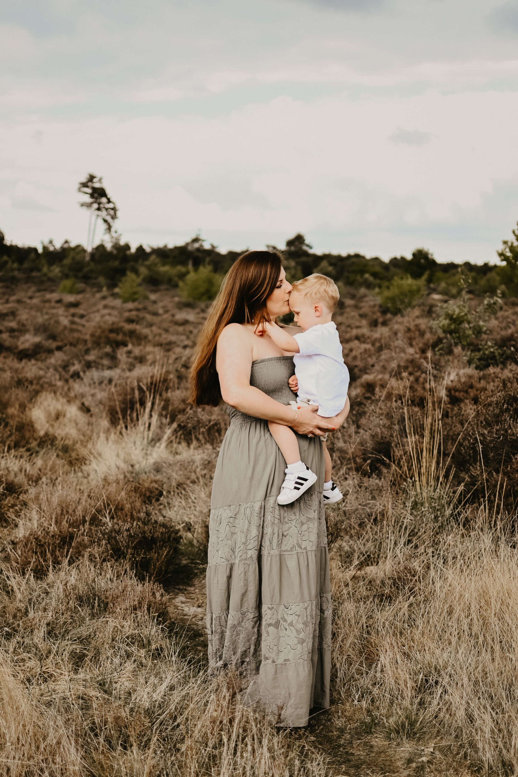 Moeder met zoontje op de arm op de heide – Studio Roos Fotografie