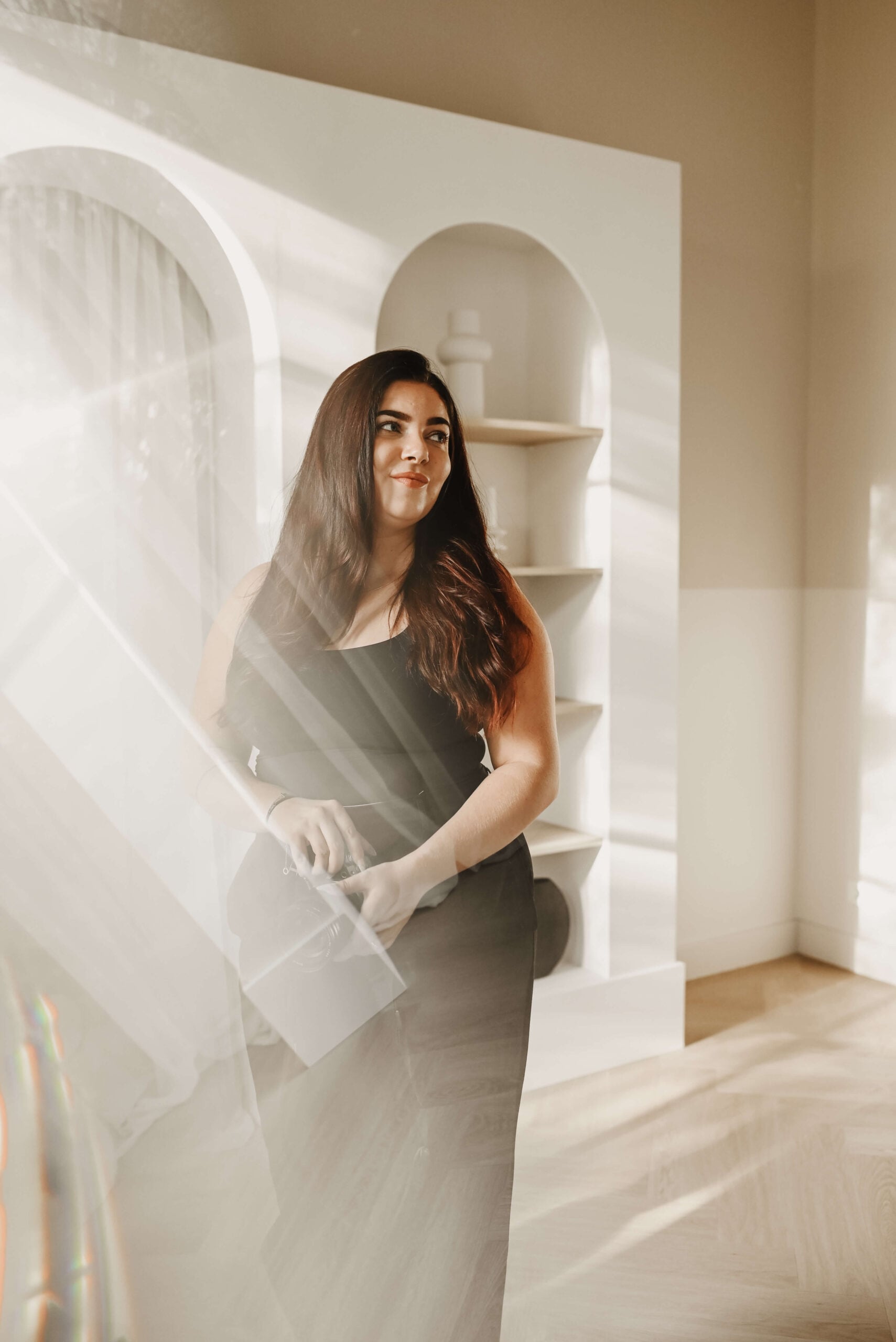 Onderneemster in showroom met boognissen – Studio Roos Fotografie
