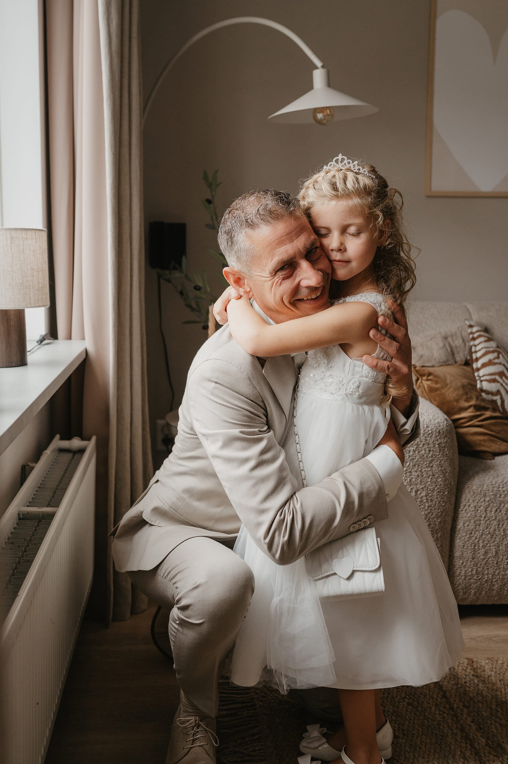 Vader omhelst zijn dochter in bruidsmeisjesjurk – Studio Roos Fotografie