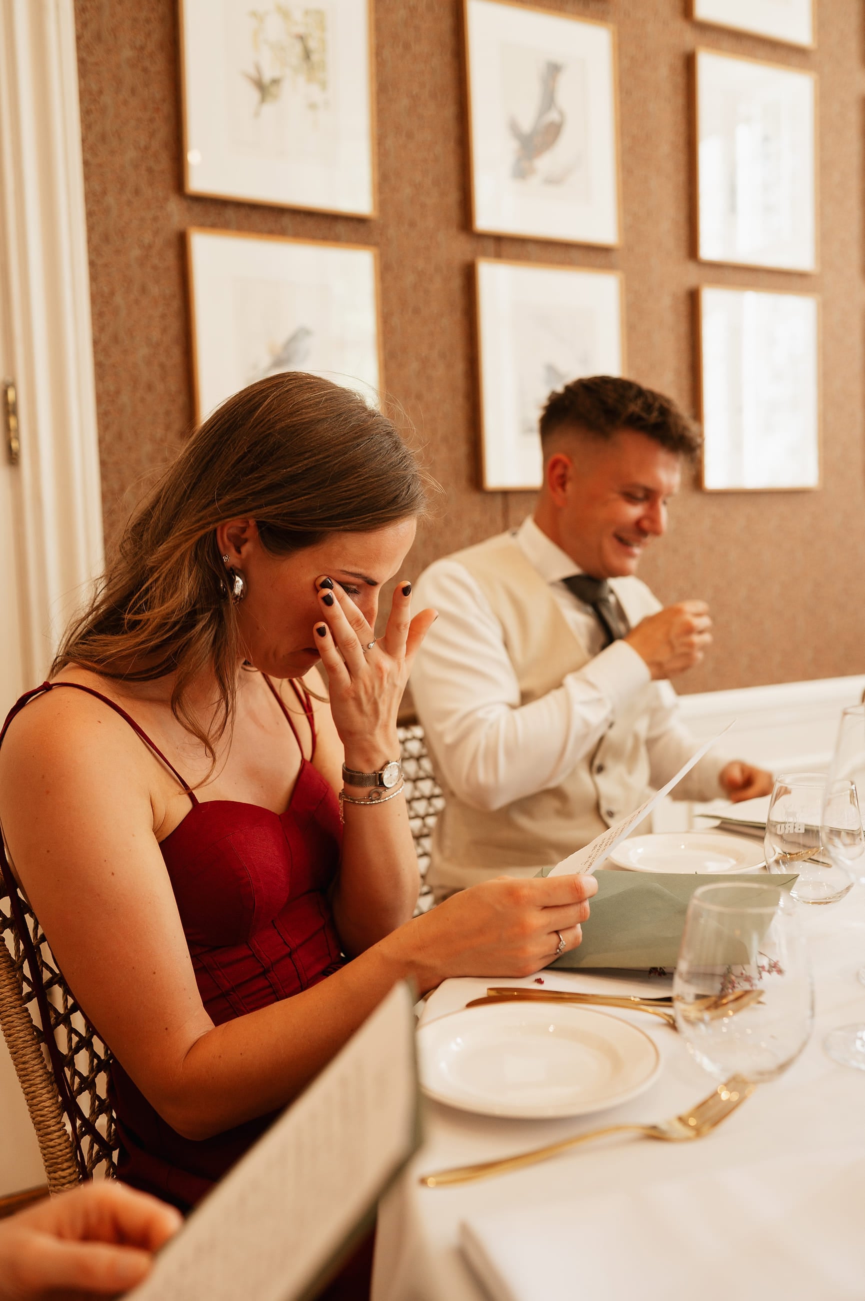 Gasten lachen tijdens de speech aan de dinertafel – Studio Roos Fotografie