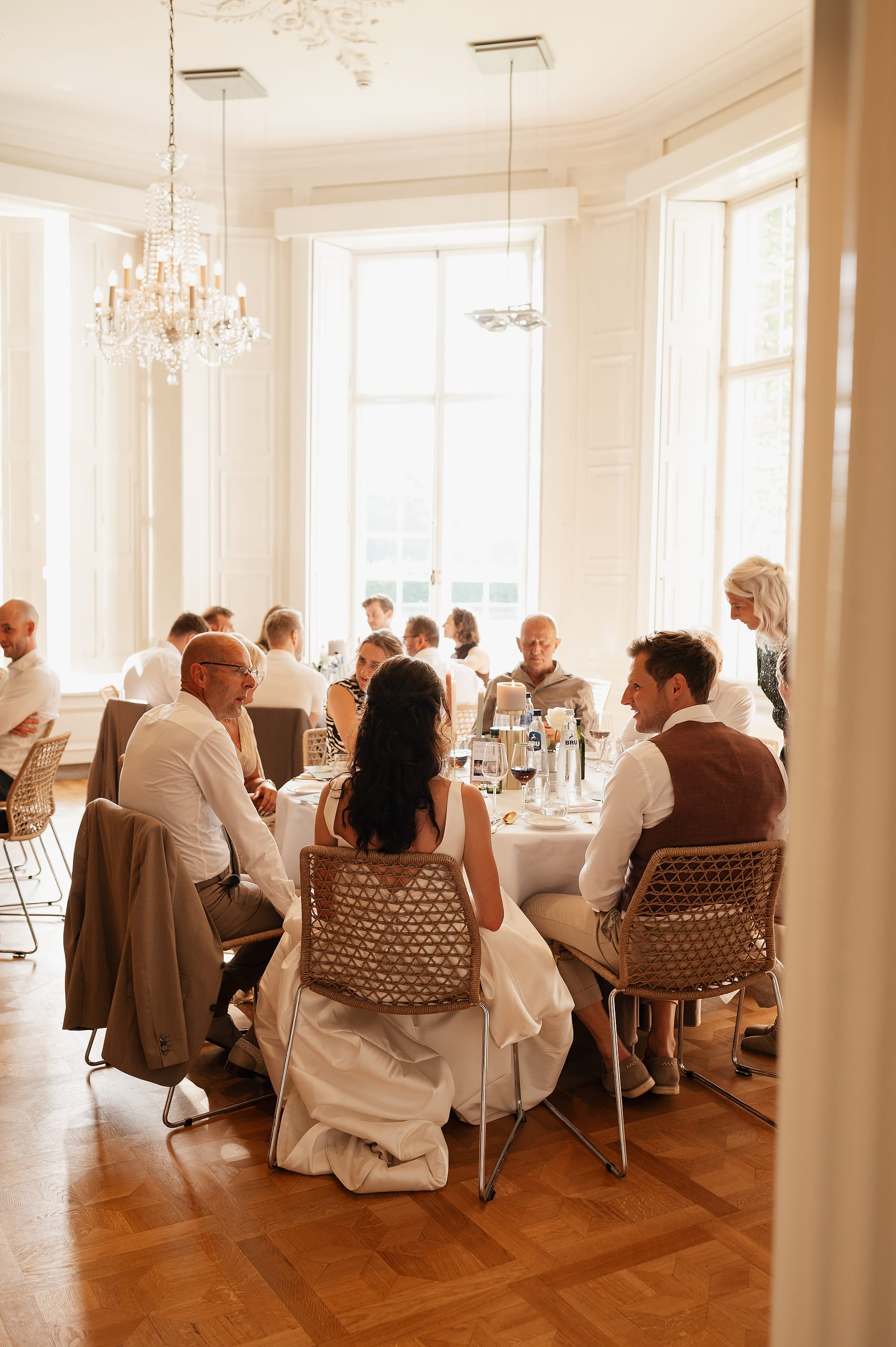 Bruiloftsdiner in de serre onder de kroonluchter – Studio Roos Fotografie