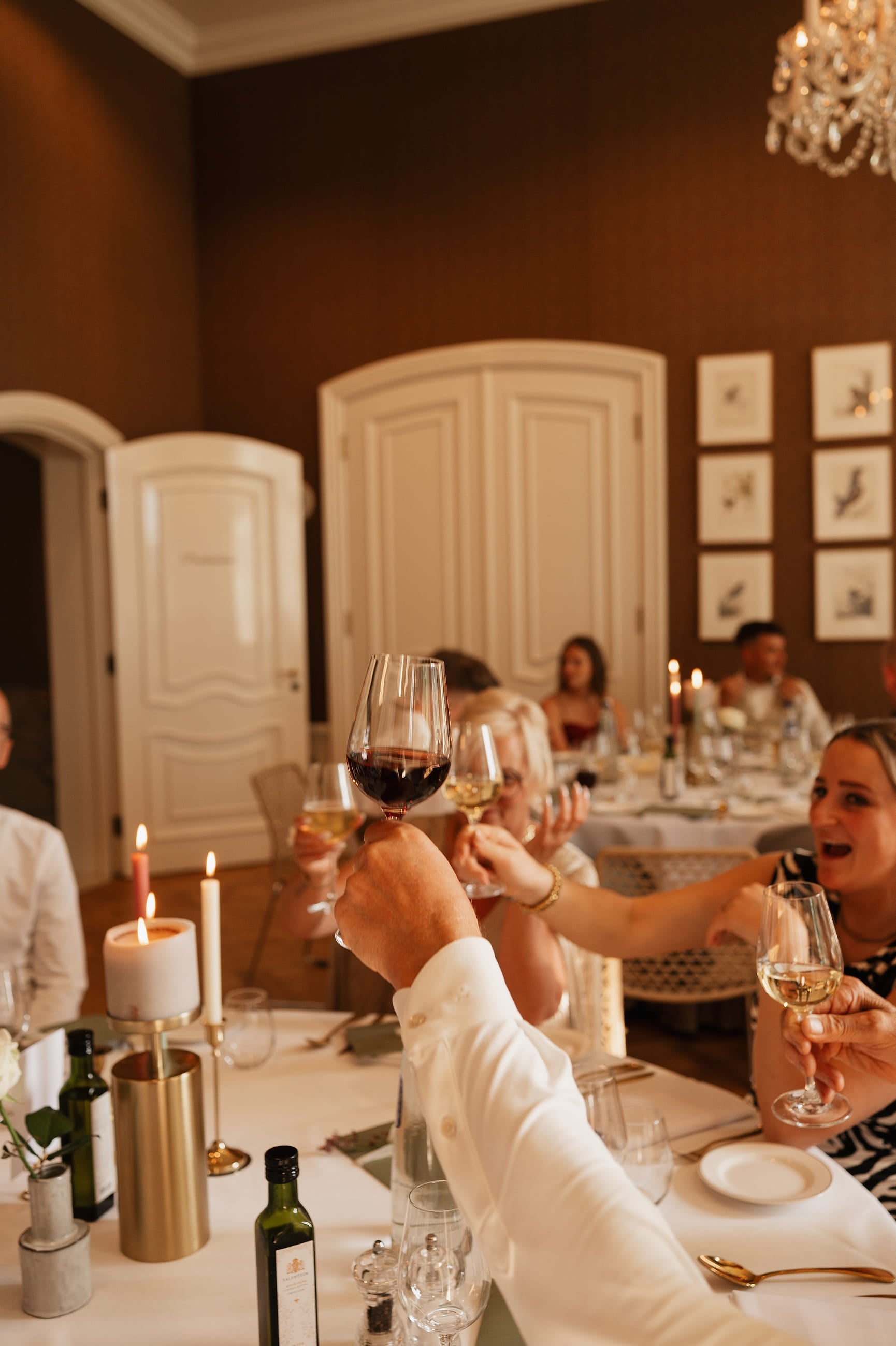 Toost met wijnglazen aan de gedekte dinertafel – Studio Roos Fotografie