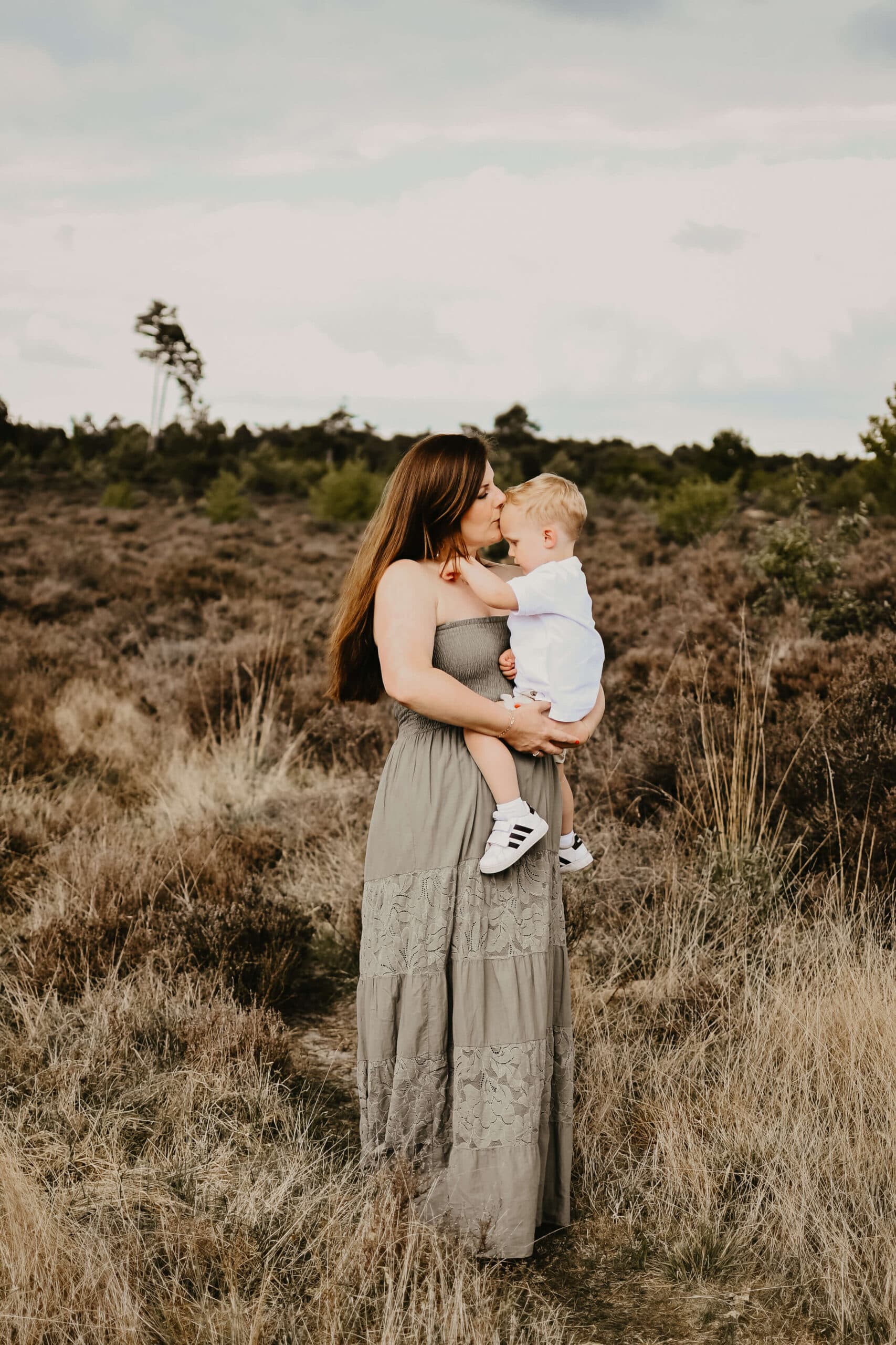 Moeder met zoontje op de arm op de heide – Studio Roos Fotografie